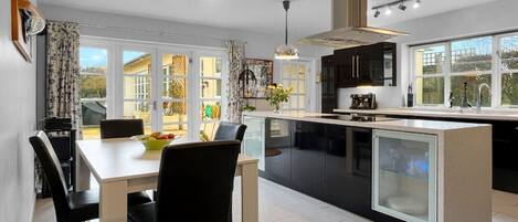 Réfrigérateur, micro-ondes, four, lave-vaisselle