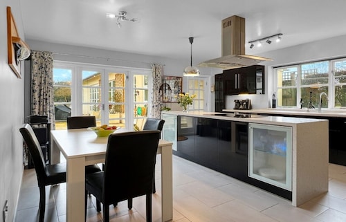 Impressive detached house with hot tub 4.5 miles from Cambridge city centre