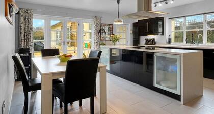 Impressive detached house with hot tub 4.5 miles from Cambridge city centre