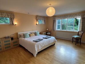 5 quartos, escrivaninha, ferros/tábuas de passar roupa