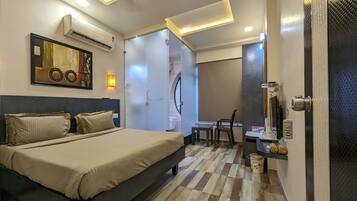 Quarto quádruplo luxo | Roupas de cama antialérgicas, escrivaninha