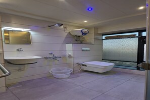 تجهيزات دش، مستلزمات مجانية للعناية الشخصية، مناشف، صابون