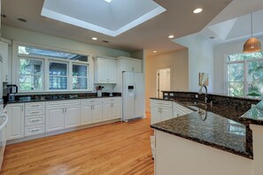 Fridge, microwave, oven, stovetop - 6 Baynard Cove - Escape to this luxury 5-bedroom Sea Pines home! (Hilton Head Island)