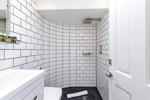 Basic Apartment | Bathroom | Shower, hair dryer, towels, soap - Fitzrovia Townhouse Apartment (London)