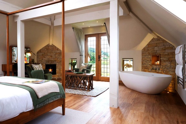 Deluxe Suite, Ensuite, Courtyard View (Coach House) | Premium bedding, memory foam beds, iron/ironing board, WiFi (free)
