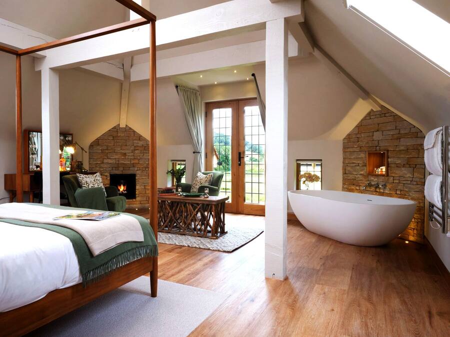 Deluxe Suite, Ensuite, Courtyard View (Coach House) | Premium bedding, memory foam beds, iron/ironing board, WiFi (free)