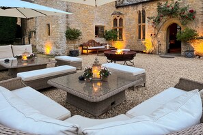 Terrace/patio - Abbots Grange Manor House (Broadway)