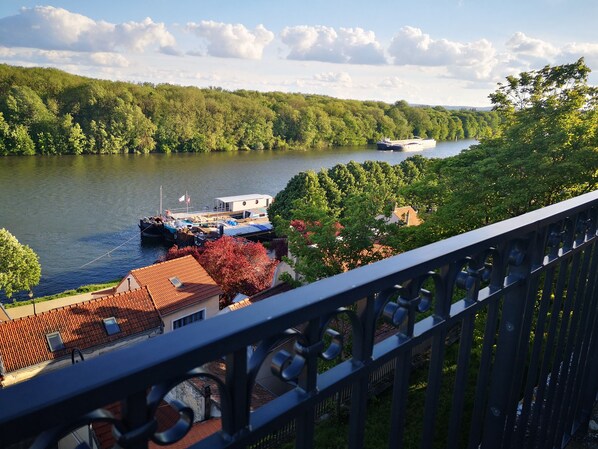 المنطقة المحيطة بالمنشأة