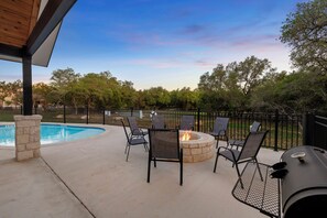 Outdoor dining - Concan Cowboy Private Pool, Free Golf @ Frio River Vacation Rentals (Concan)
