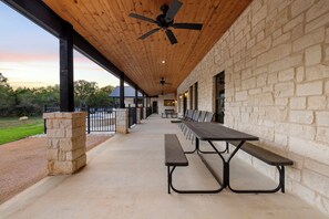 Outdoor dining - Concan Cowboy Private Pool, Free Golf @ Frio River Vacation Rentals (Concan)