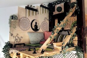 Interior - Urban Zen Den: Zero Fees To Meet Your Needs (București)