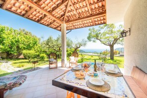 Biệt thự dành cho gia đình, nhiều phòng ngủ, 2 phòng tắm (Villa Maria Luisa vista mare,) | Khu ẩm thực ngoài trời