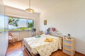 Villa familiar, varias habitaciones, 2 baños (Villa Maria Luisa vista mare,) | 3 habitaciones y espacio para trabajar con laptop 