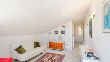 Biệt thự dành cho gia đình, 3 phòng ngủ, 2 phòng tắm (Villa Maria Luisa vista mare,) | Khu phòng khách | TV, lò sưởi, dàn stereo