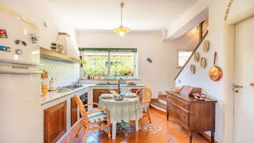 家庭别墅, 多间卧室, 双浴室 (Villa Maria Luisa vista mare,) | 私人厨房 | 冰箱、微波炉、烤箱、炉灶
