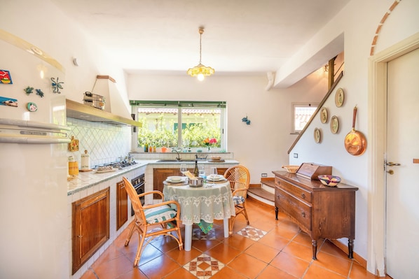 Villa familiar, varias habitaciones, 2 baños (Villa Maria Luisa vista mare,) | Cocina privada | Refrigerador, microondas, horno y parrilla de estufa 