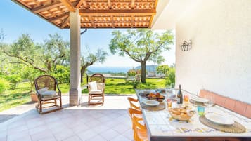 Villa familiar, varias habitaciones, 2 baños (Villa Maria Luisa vista mare,) | Restaurante al aire libre