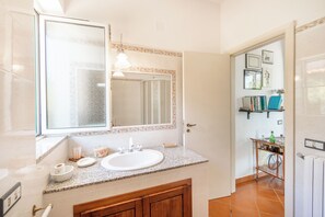 Biệt thự dành cho gia đình, nhiều phòng ngủ, 2 phòng tắm (Villa Maria Luisa vista mare,) | Phòng tắm | Buồng tắm vòi sen, máy sấy tóc, chậu vệ sinh/vòi rửa, khăn tắm 