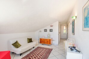 Villa familiar, varias habitaciones, 2 baños (Villa Maria Luisa vista mare,) | Área de sala de estar | Televisión, chimenea y estéreo 
