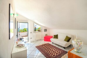 Family Villa, Multiple Bedrooms, 2 Bathrooms (Villa Maria Luisa vista mare,) | Living area | TV, fireplace, stereo - Villa Maria Luisa Vista Mare, Palinuro (Centola)