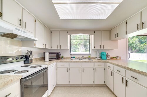 Bright Crystal River Home ~ 2 Mi to State Parks!