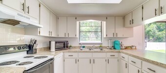 Bright Crystal River Home ~ 2 Mi to State Parks!