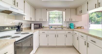 Bright Crystal River Home ~ 2 Mi to State Parks!