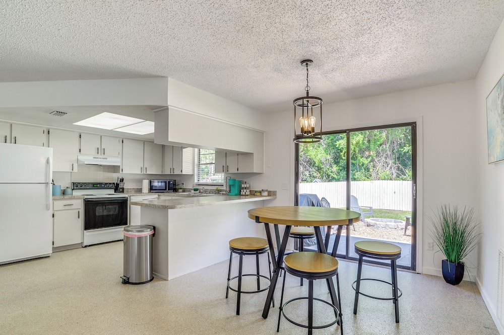2 Mi to State Parks! Crystal River Home w/ Yard