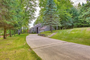 Property grounds - Family-friendly Cadillac Home w/ Golf Course Views (Cadillac)