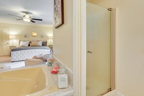 3 habitaciones, tabla de planchar con plancha y ropa de cama 