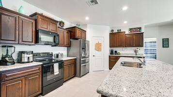 House (4 Bedrooms) | Interior