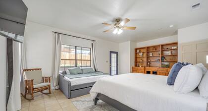 Texas Hill Country Retreat - Walk to Nueces River!