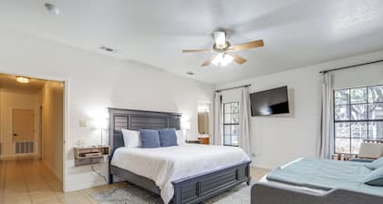 Texas Hill Country Retreat - Walk to Nueces River!