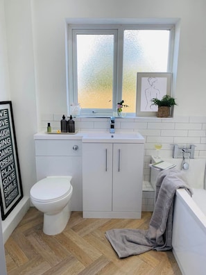 Douche, serviettes fournies, savon, papier toilette