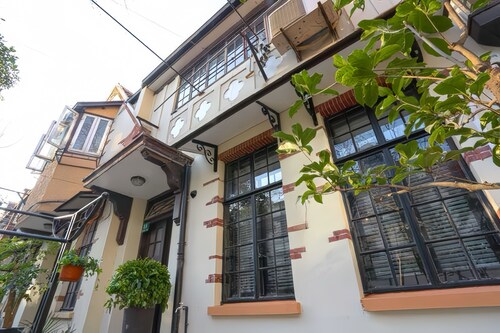 Lian's Cozy Cottage next to ShaanXi S. Rd Subway STA nestled in Mid. Huaihai Rd.
