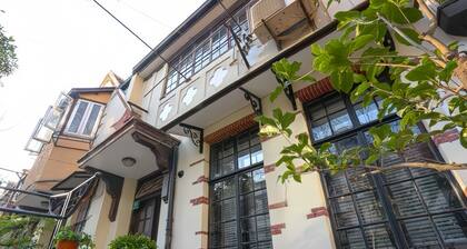 Lian's Cozy Cottage next to ShaanXi S. Rd Subway STA nestled in Mid. Huaihai Rd.