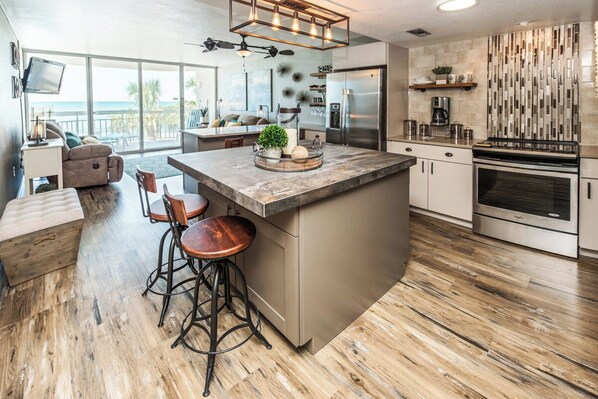 Réfrigérateur, micro-ondes, four, plaque de cuisson