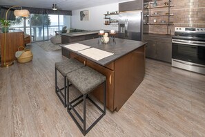 Réfrigérateur, micro-ondes, four, plaque de cuisson