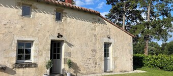A L'entrée du Parc D'un Château en Vendée, la Maison des Pins Vous Attend !