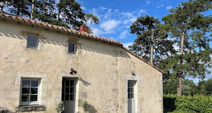 A L'entrée du Parc D'un Château en Vendée, la Maison des Pins Vous Attend !