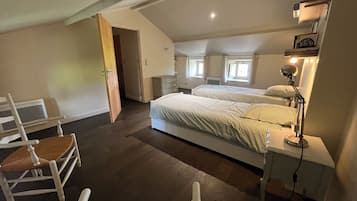 2 chambres, bureau, fer et planche à repasser, accès au Wi-Fi (inclus)