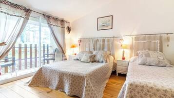 2 slaapkamers, een strijkplank/strijkijzer, internet