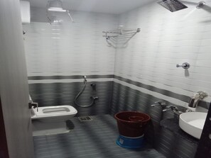 シャワー、バスアメニティ (無料)、タオル、石鹸