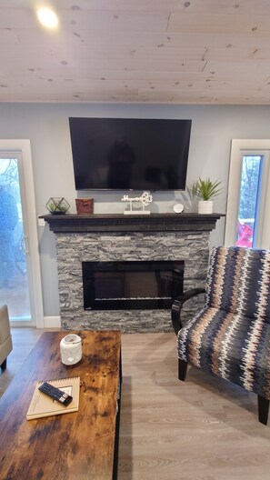 Smart TV, fireplace