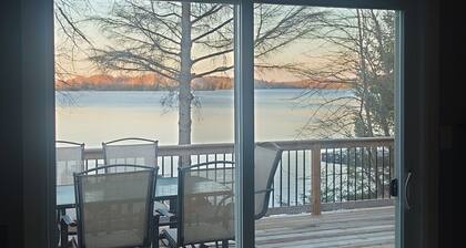 Waterfront Cottage | 3 bedroom | 1 bath | sleeps 6 people with Gourmet Kitchen