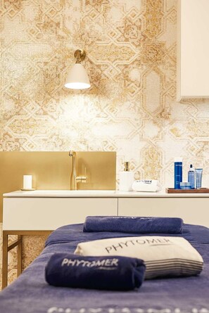 Vartalon kuorintoja, kasvohoitoja, 1 hoitohuone