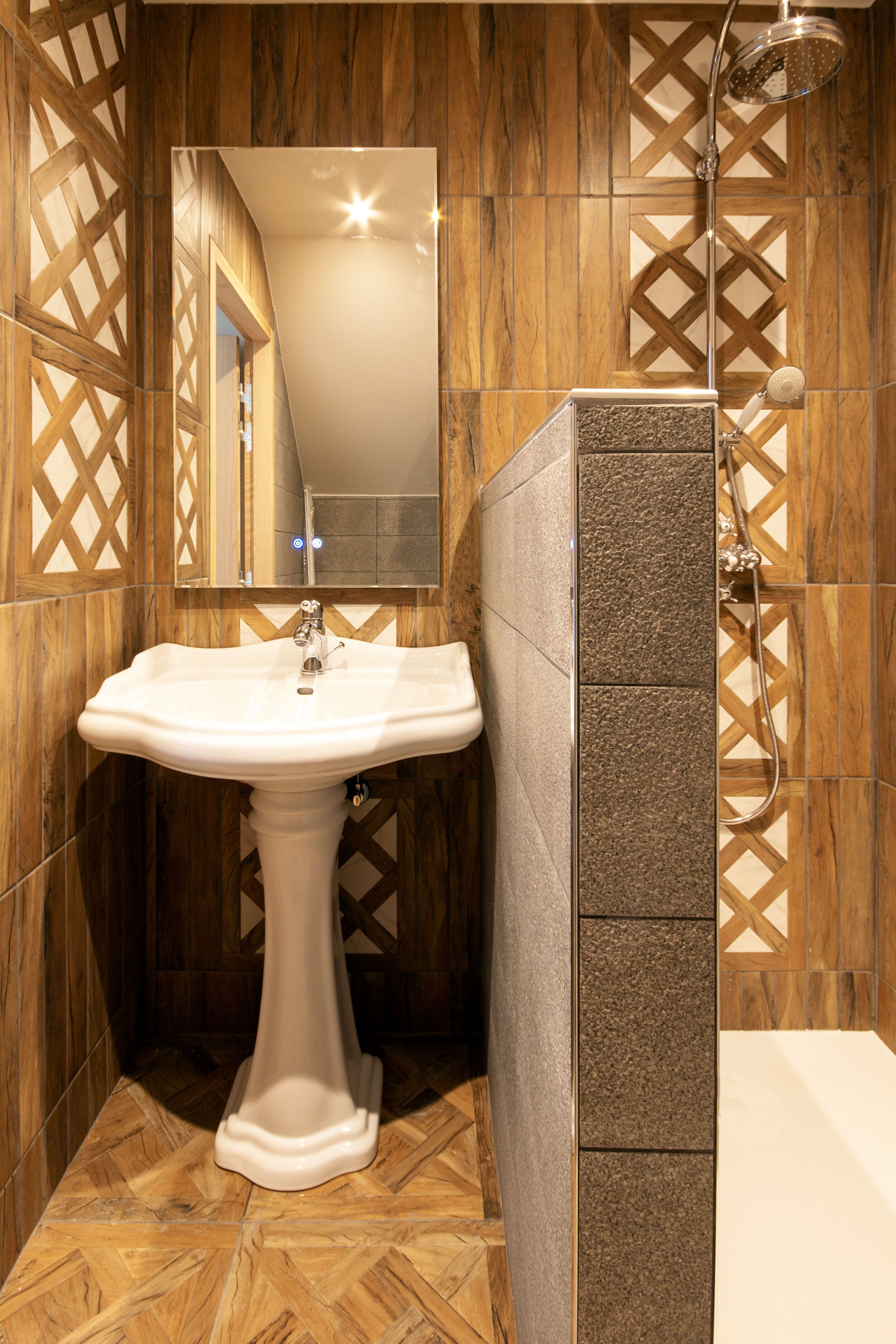 Chambre Double Supérieure (Spa Inclus) | Salle de bain | Sèche-cheveux, peignoirs, serviettes fournies, savon