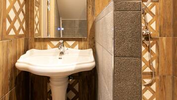 Superior tweepersoonskamer | Badkamer | Een haardroger, badjassen, handdoeken, zeep