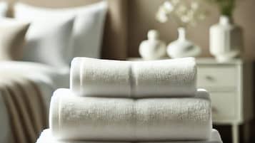 Habitació doble de luxe | Roba de llit d'alta qualitat i caixa forta a l'habitació