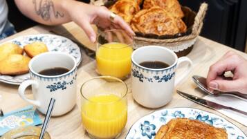 Dagelijks continentaal ontbijt (EUR 15 per persoon)